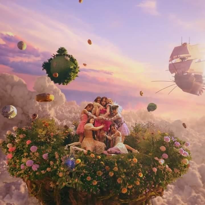 Có thể thấy, ở NMIXX có sự pha trộn giữa sự ngọt ngào, nữ tính... Có thể thấy, ở NMIXX có sự pha trộn giữa sự ngọt ngào, nữ tính...