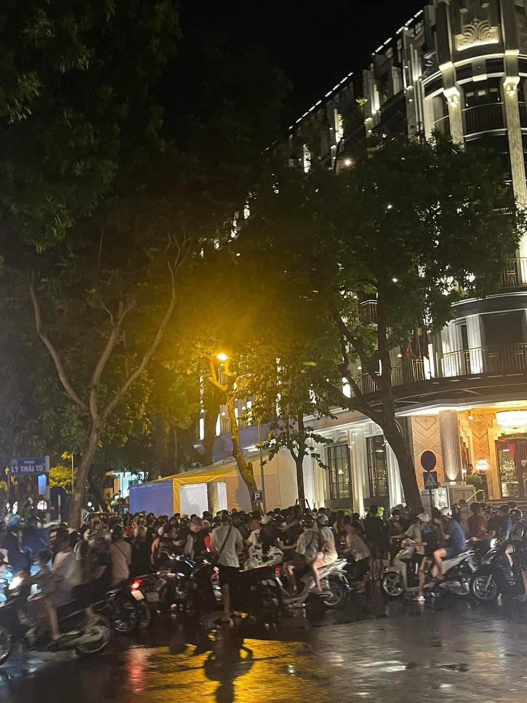 Dù đã nửa đêm nhưng lượng người ở trước cửa khách sạn vẫn vô cùng đông đúc.