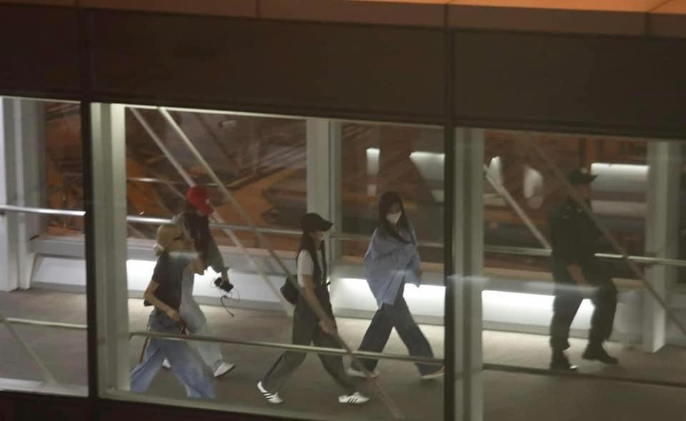 Hình ảnh nhóm nữ nhà YG xuất hiện tại sân bay Nội Bài.