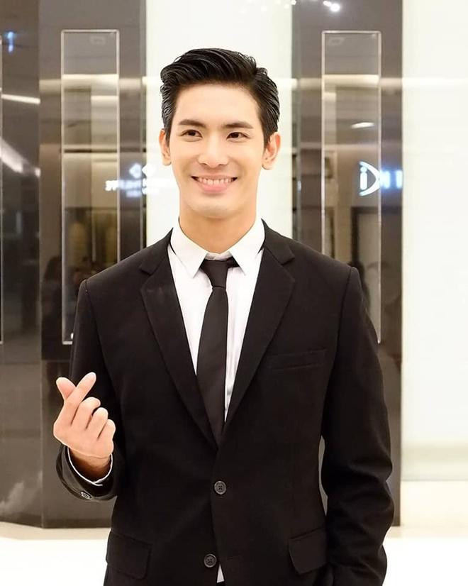 Son vốn là một người mẫu, sau khi "đá chéo sân", anh chàng dần chứng minh tài năng của mình khi tạo nên tên tuổi qua loạt phim "phá đảo rating". Son vốn là một người mẫu, sau khi "đá chéo sân", anh chàng dần chứng minh tài năng của mình khi tạo nên tên tuổi qua loạt phim "phá đảo rating".