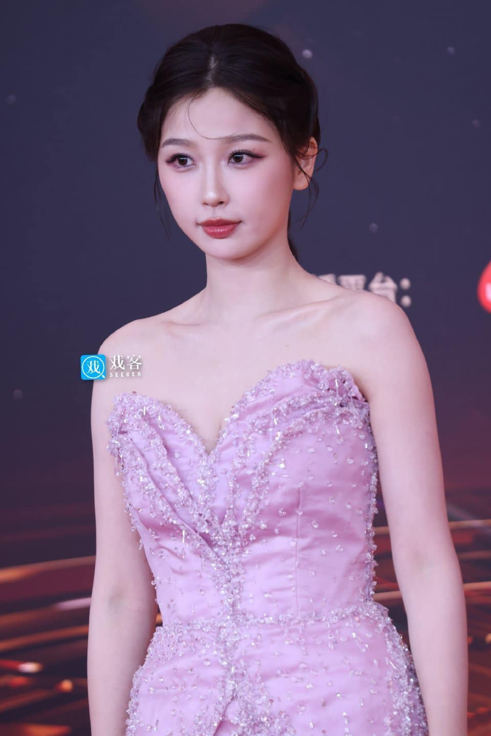 Làn da trắng mịn của nàng "Diệu Diệu" Ngu Thư Hân lại nhận được cơn mưa lời khen của cộng đồng mạng. Lớp trang điểm xinh xẻo và kiểu tóc là điểm "cứu cánh" cho tạo hình. Làn da trắng mịn của nàng "Diệu Diệu" Ngu Thư Hân lại nhận được cơn mưa lời khen của cộng đồng mạng. Lớp trang điểm xinh xẻo và kiểu tóc là điểm "cứu cánh" cho tạo hình.