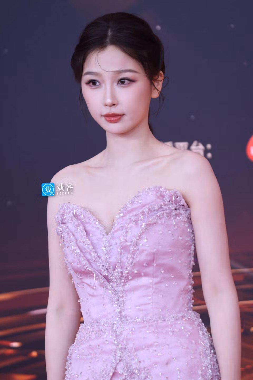 Làn da trắng mịn của nàng "Diệu Diệu" Ngu Thư Hân lại nhận được cơn mưa lời khen của cộng đồng mạng. Lớp trang điểm xinh xẻo và kiểu tóc là điểm "cứu cánh" cho tạo hình.