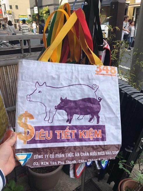 Những sản phẩm vốn quen thuộc với người nông dân nay được tái chế thành túi xách, túi đựng laptop, ipad... với mức giá dao động từ 330.000 đồng đến xấp xỉ 800.000 đồng. Những sản phẩm vốn quen thuộc với người nông dân nay được tái chế thành túi xách, túi đựng laptop, ipad... với mức giá dao động từ 330.000 đồng đến xấp xỉ 800.000 đồng.