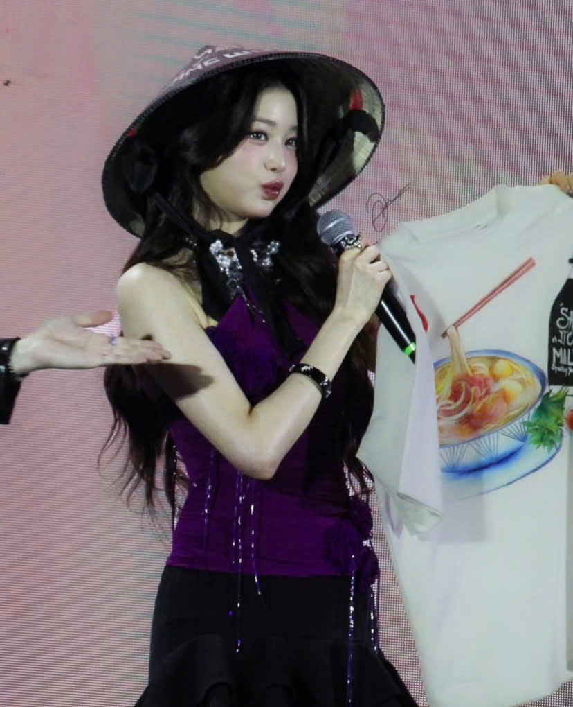 Wonyoung được khen là "chuẩn dâu Việt" nhờ loạt hành động dễ thương khi đội nón lá, nói tiếng Việt chuẩn...