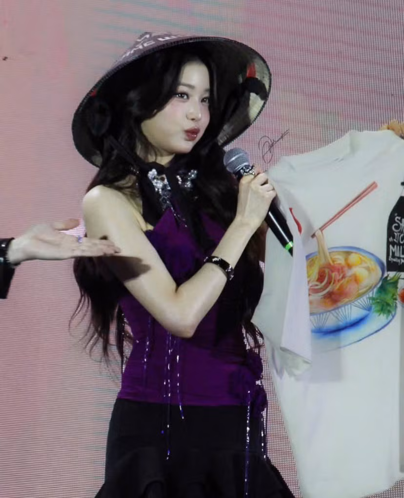 Wonyoung được khen là "chuẩn dâu Việt" nhờ loạt hành động dễ thương khi đội nón lá, nói tiếng Việt chuẩn... Wonyoung được khen là "chuẩn dâu Việt" nhờ loạt hành động dễ thương khi đội nón lá, nói tiếng Việt chuẩn...