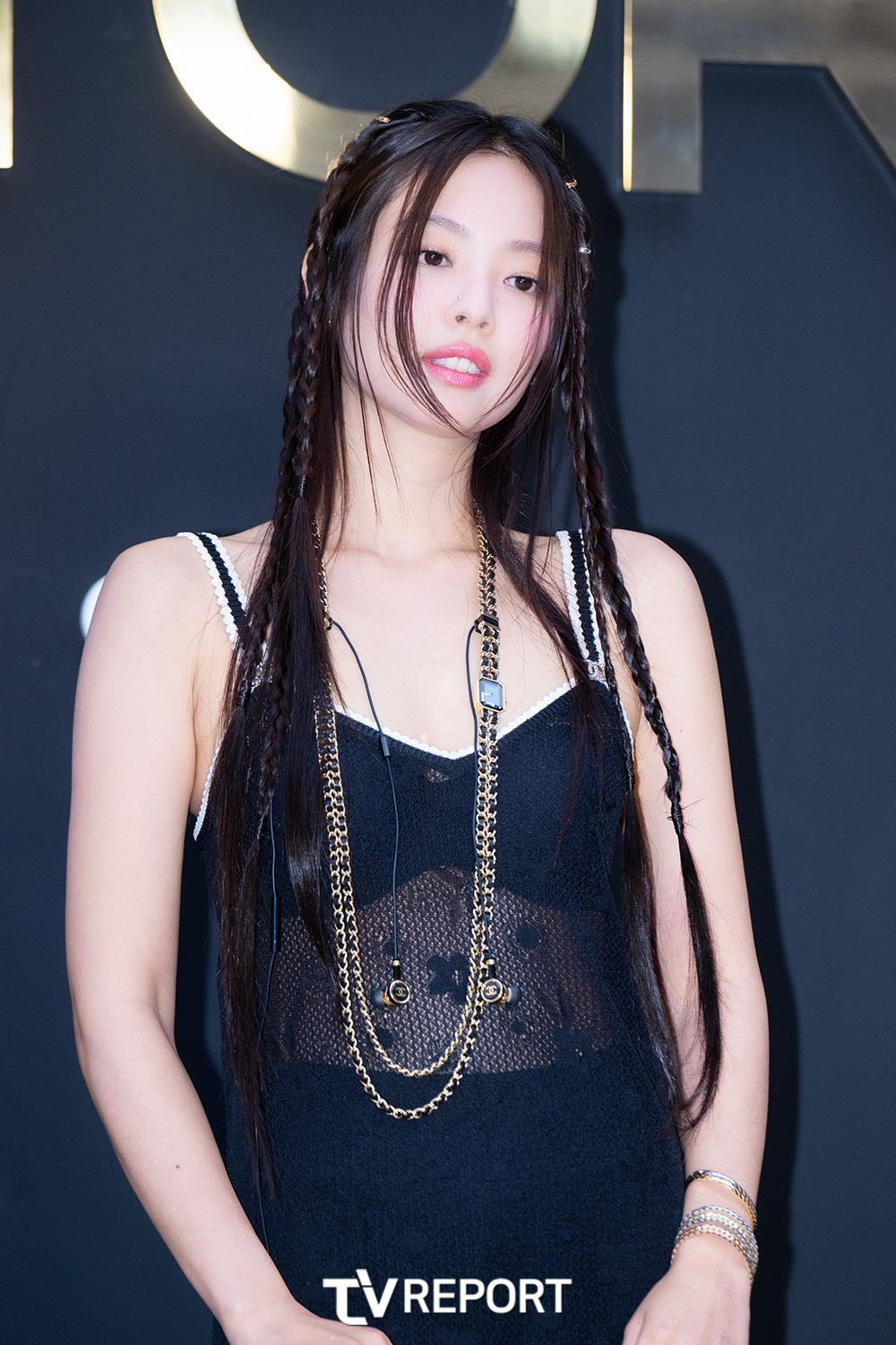 Lựa chọn outfit của Jennie được đánh giá cao vì cá tính và đầy cuốn hút.