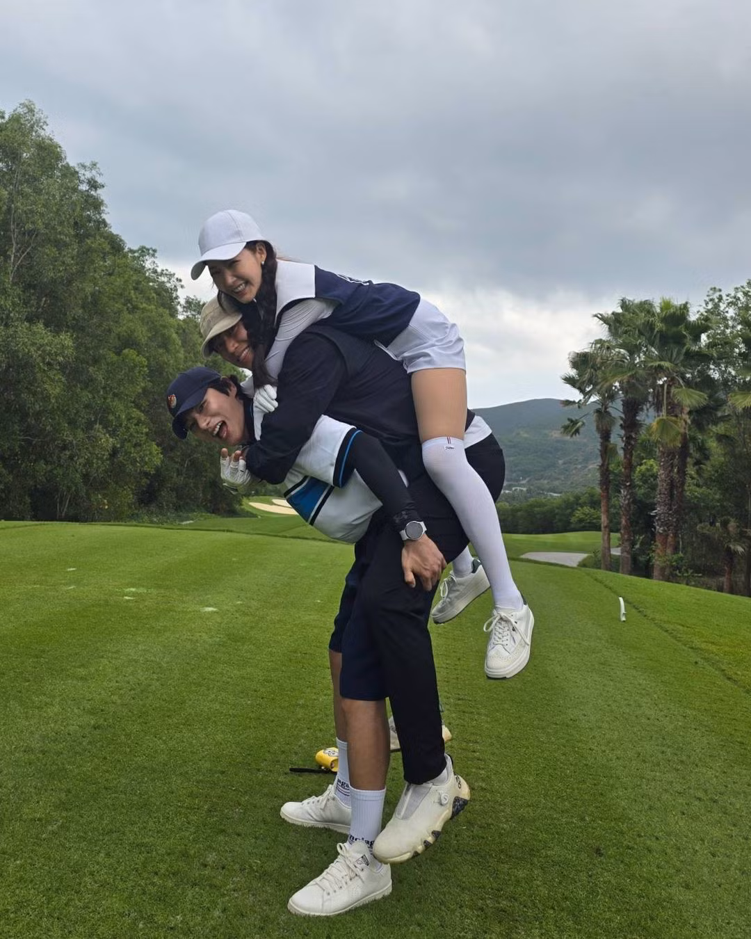 Khung ảnh nhí nhảnh cho thấy sự gắn bó thân thiết của dàn sao chính Marry My Husband. Khung ảnh nhí nhảnh cho thấy sự gắn bó thân thiết của dàn sao chính Marry My Husband.