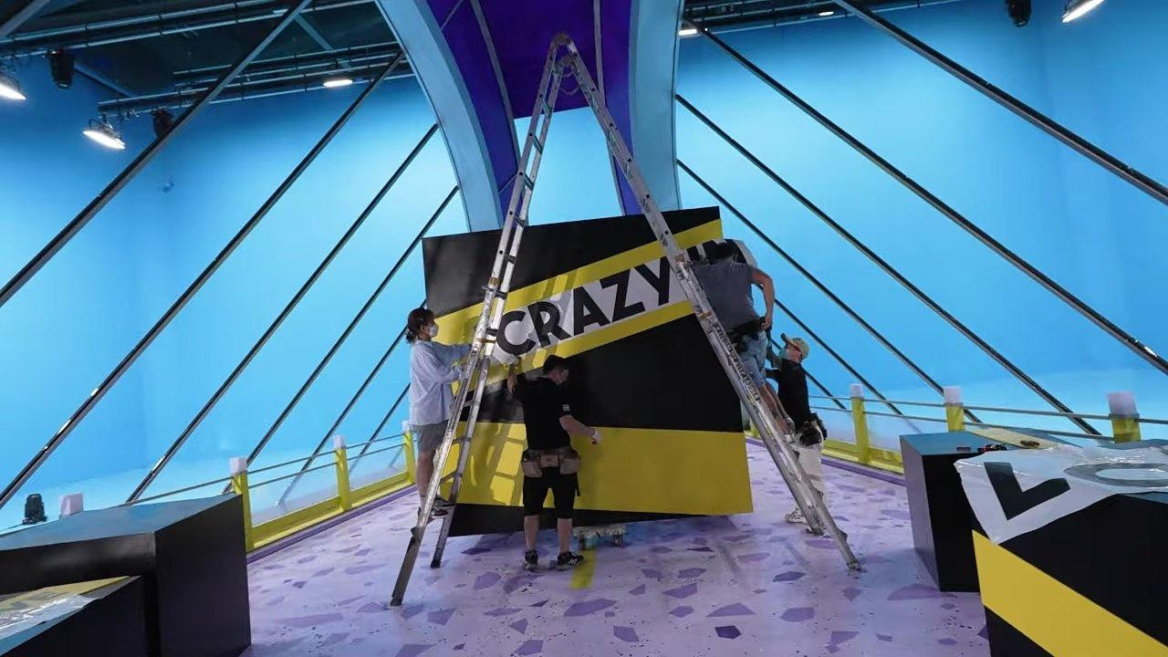Cây cầu và hộp quà "crazy" được dựng thủ công. Cây cầu và hộp quà "crazy" được dựng thủ công.