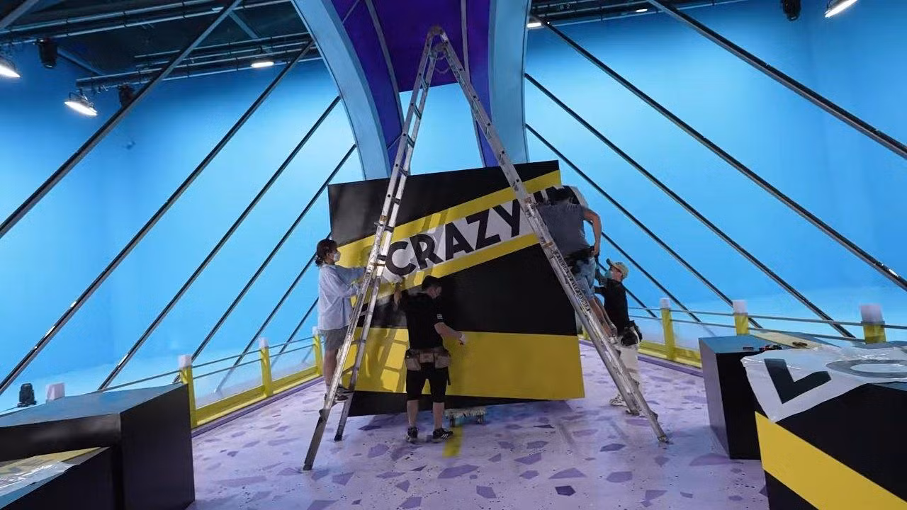Cây cầu và hộp quà "crazy" được dựng thủ công. Cây cầu và hộp quà "crazy" được dựng thủ công.