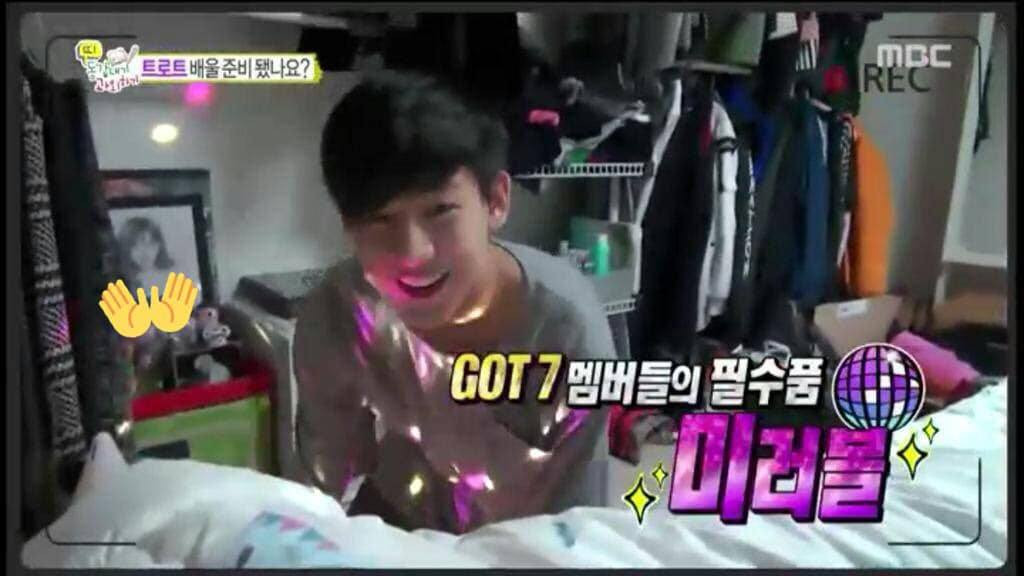 Và trong ký túc xá cũng treo ảnh của cô. Và trong ký túc xá cũng treo ảnh của cô.