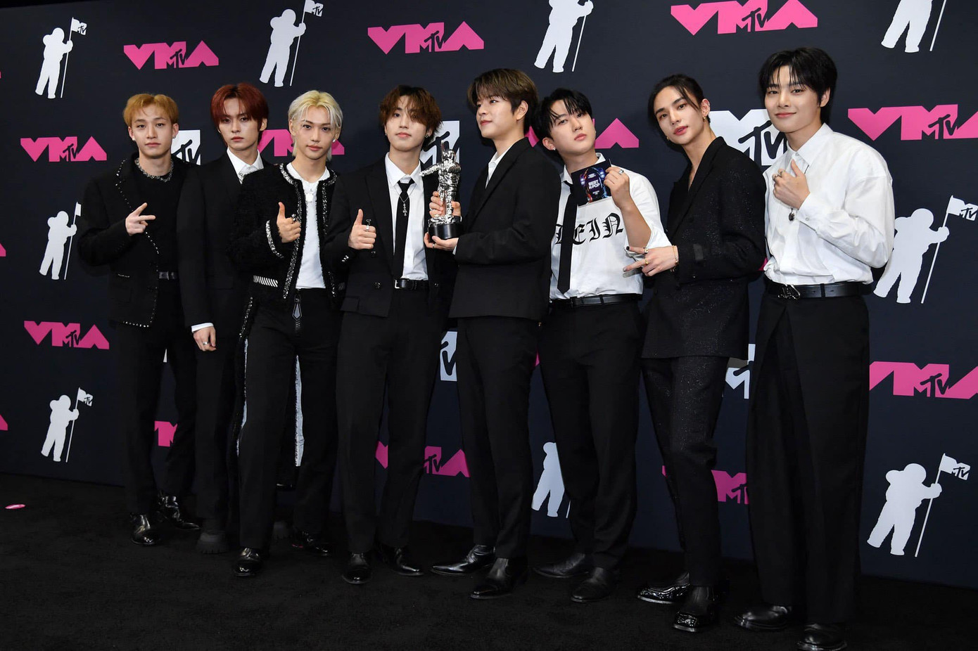 Lần đầu xuất hiện, Stray Kids đã để lại ấn tượng tốt tại VMAs 2023. Lần đầu xuất hiện, Stray Kids đã để lại ấn tượng tốt tại VMAs 2023.