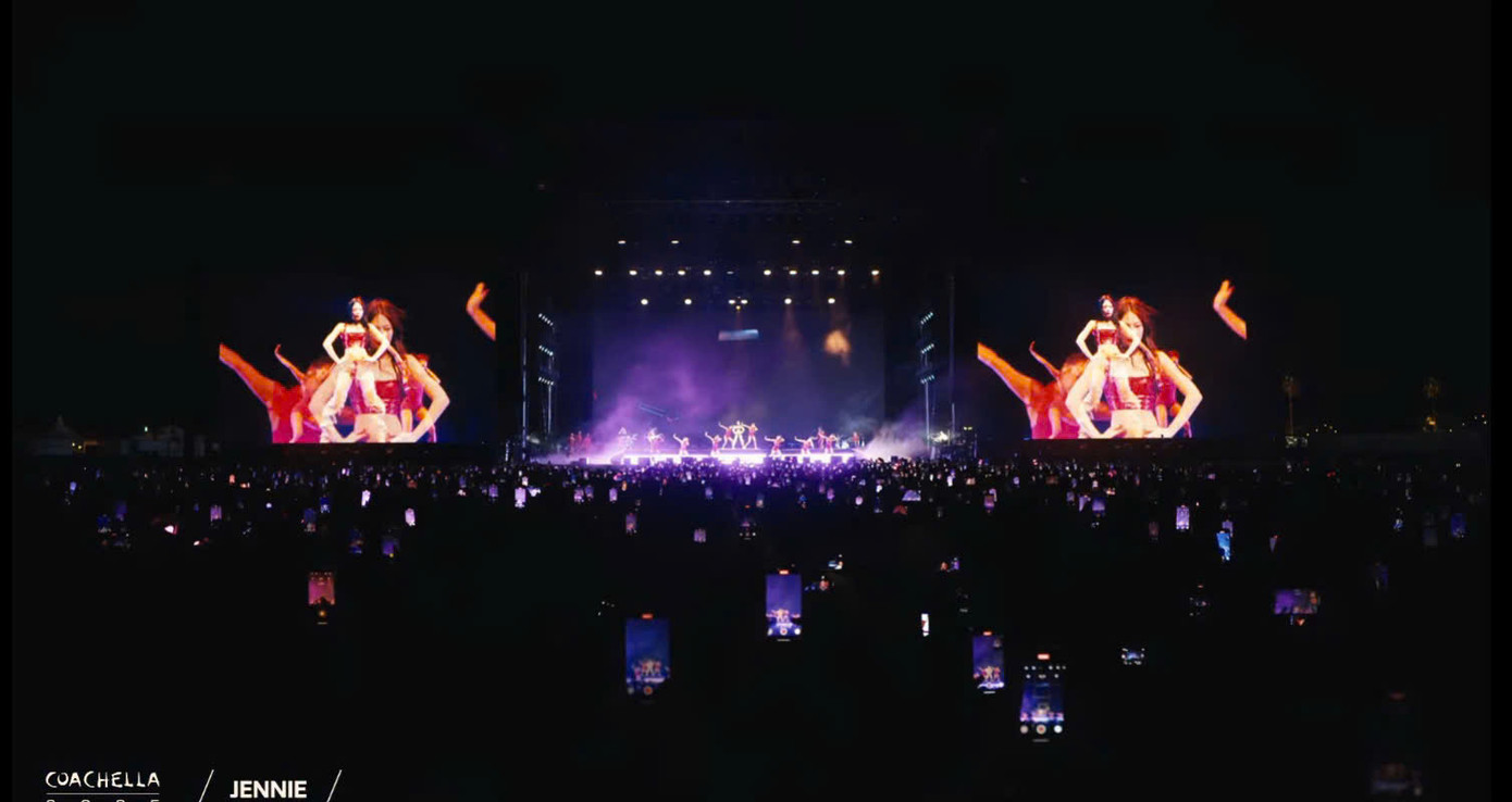 Jennie liên tục bày tỏ tình yêu với khán giả, đồng thời không quên gửi lời tri ân đến các vũ công và đội ngũ công ty đã cùng cô chuẩn bị, thực hiện màn trình diễn tại Coachella.