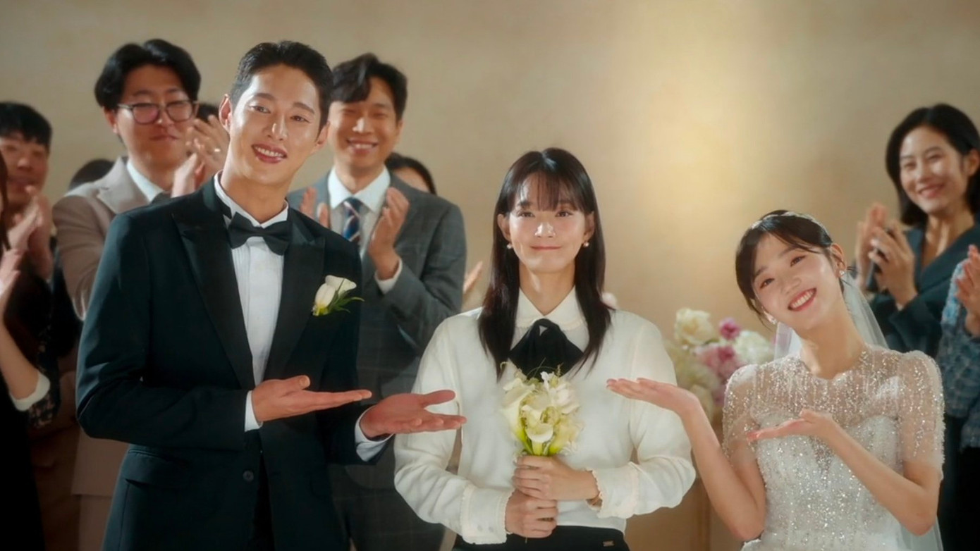 Hae Young gượng cười khi lỡ bắt được hoa cưới trong đám cưới người từng "cắm sừng" mình.