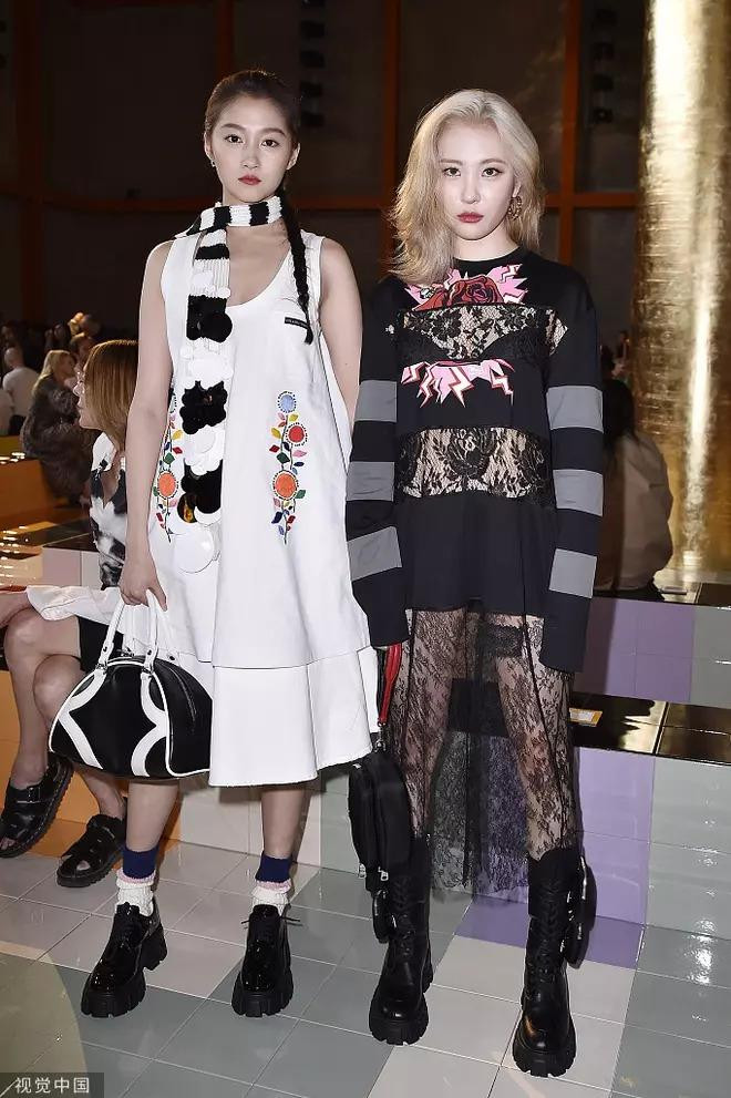 Từ khóa "Quan Hiểu Đồng có thể đổi stylist không" thậm chí đã từng leo lên hạng 1 Hot Search Weibo.