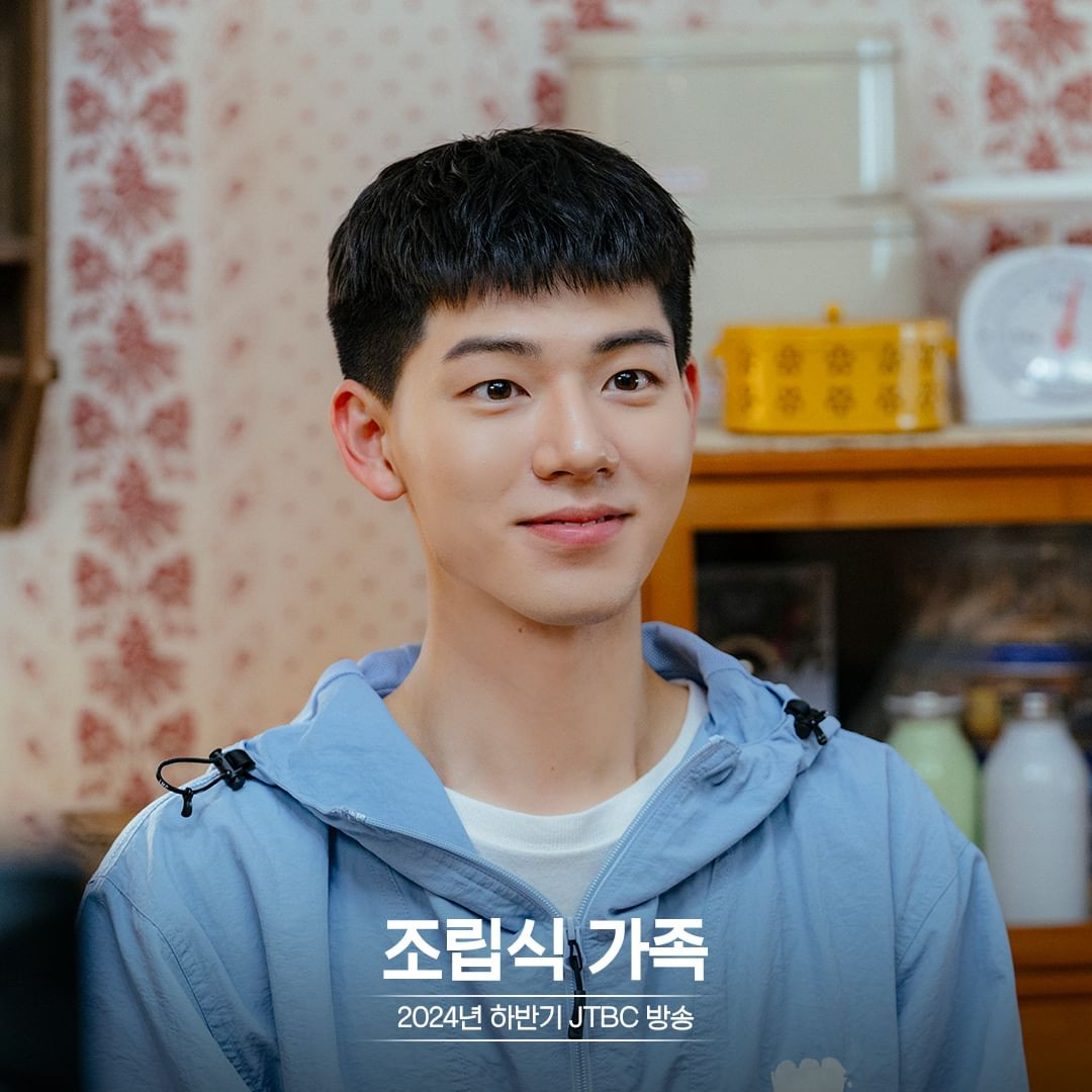 JTBC đăng ảnh mới của ba diễn viên chính và thông báo hủy lịch chiếu 7/8. Vì nhà đài chỉ nói chung chung là mùa Thu mà không có thời gian cụ thể, nên fan phim dự đoán Family By Choice sẽ lên sóng vào khoảng tháng 9, 10. JTBC đăng ảnh mới của ba diễn viên chính và thông báo hủy lịch chiếu 7/8. Vì nhà đài chỉ nói chung chung là mùa Thu mà không có thời gian cụ thể, nên fan phim dự đoán Family By Choice sẽ lên sóng vào khoảng tháng 9, 10.