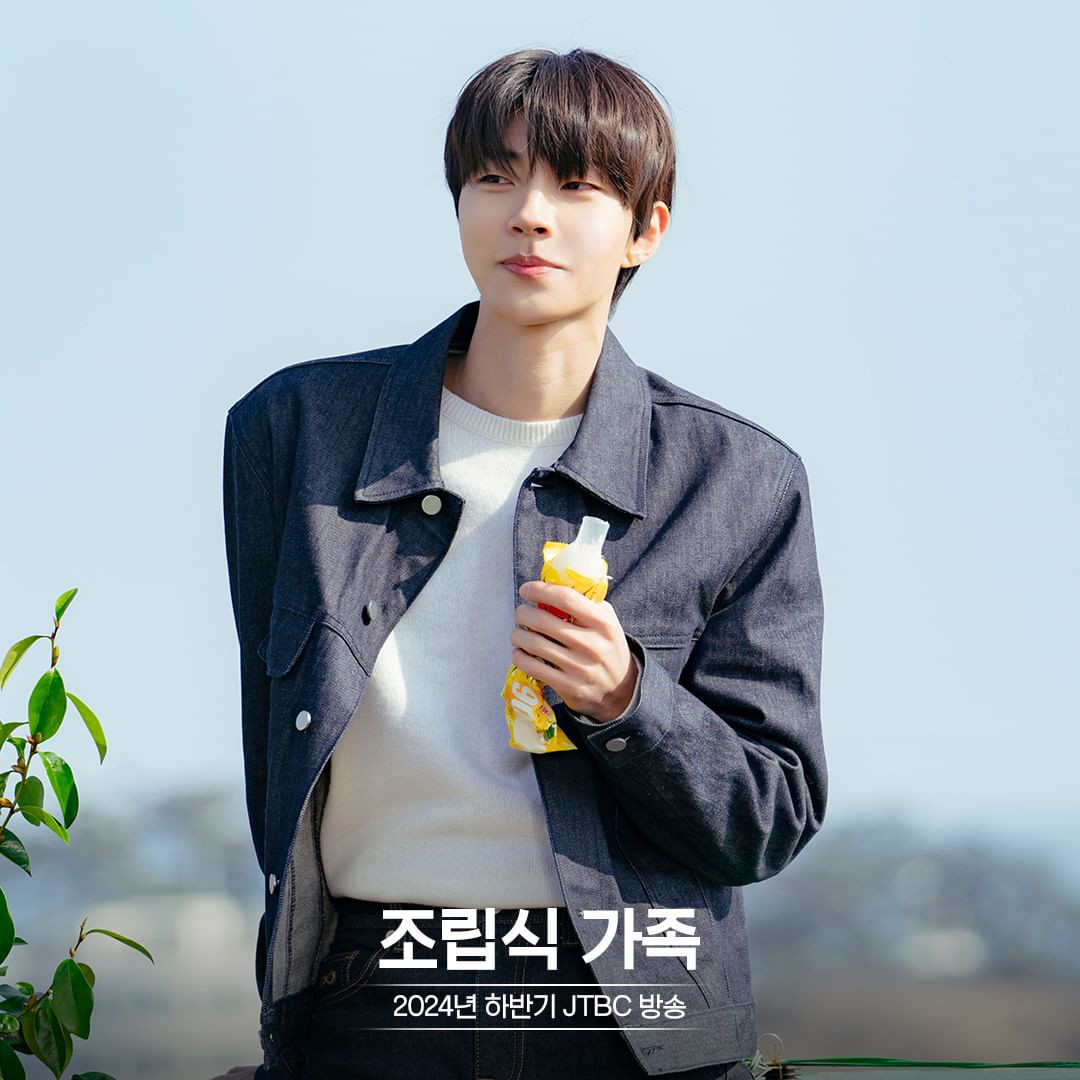 JTBC đăng ảnh mới của ba diễn viên chính và thông báo hủy lịch chiếu 7/8. Vì nhà đài chỉ nói chung chung là mùa Thu mà không có thời gian cụ thể, nên fan phim dự đoán Family By Choice sẽ lên sóng vào khoảng tháng 9, 10. JTBC đăng ảnh mới của ba diễn viên chính và thông báo hủy lịch chiếu 7/8. Vì nhà đài chỉ nói chung chung là mùa Thu mà không có thời gian cụ thể, nên fan phim dự đoán Family By Choice sẽ lên sóng vào khoảng tháng 9, 10.