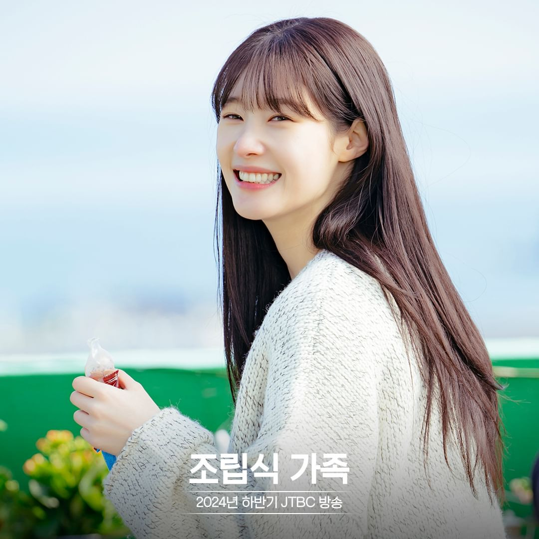 JTBC đăng ảnh mới của ba diễn viên chính và thông báo hủy lịch chiếu 7/8. Vì nhà đài chỉ nói chung chung là mùa Thu mà không có thời gian cụ thể, nên fan phim dự đoán Family By Choice sẽ lên sóng vào khoảng tháng 9, 10. JTBC đăng ảnh mới của ba diễn viên chính và thông báo hủy lịch chiếu 7/8. Vì nhà đài chỉ nói chung chung là mùa Thu mà không có thời gian cụ thể, nên fan phim dự đoán Family By Choice sẽ lên sóng vào khoảng tháng 9, 10.