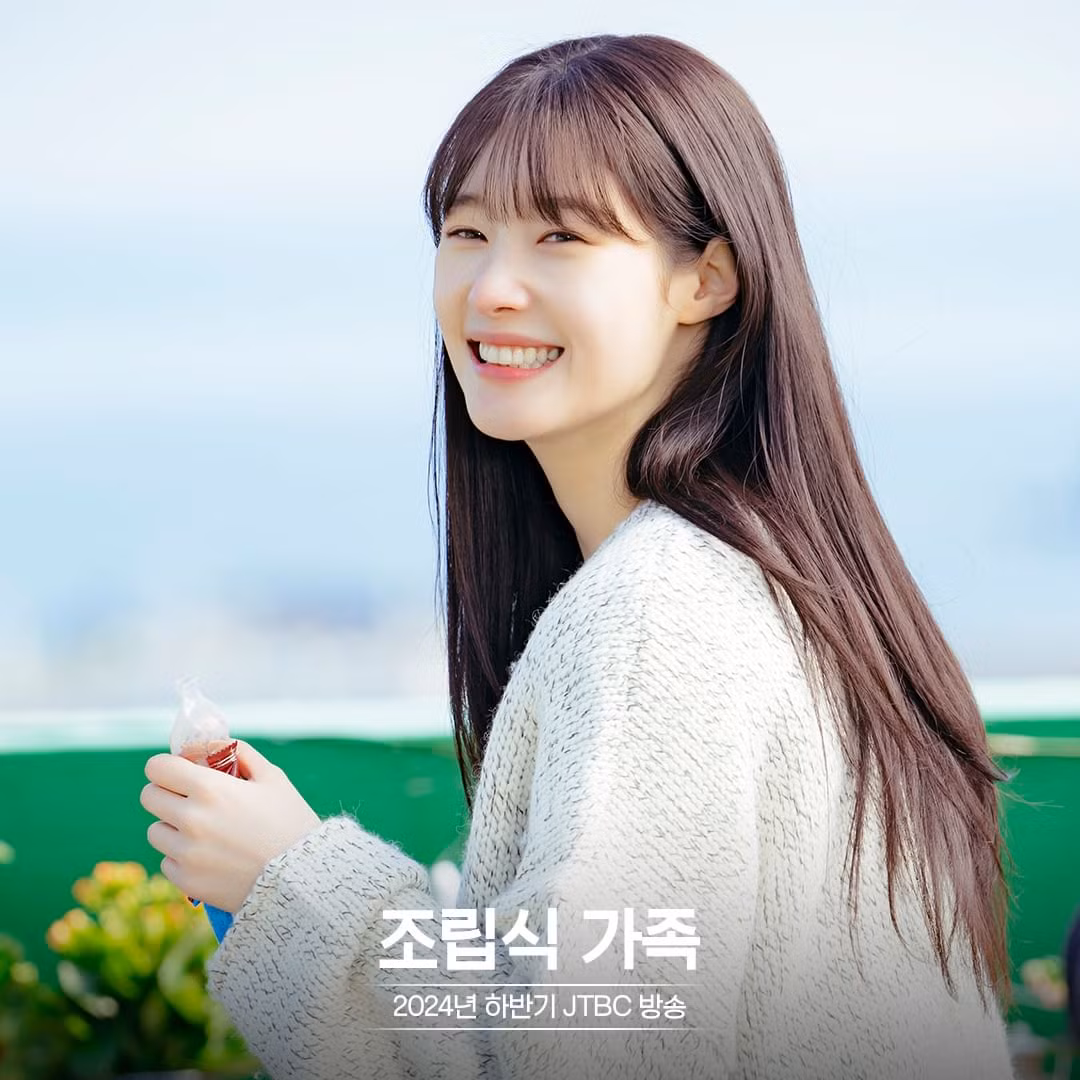 JTBC đăng ảnh mới của ba diễn viên chính và thông báo hủy lịch chiếu 7/8. Vì nhà đài chỉ nói chung chung là mùa Thu mà không có thời gian cụ thể, nên fan phim dự đoán Family By Choice sẽ lên sóng vào khoảng tháng 9, 10.