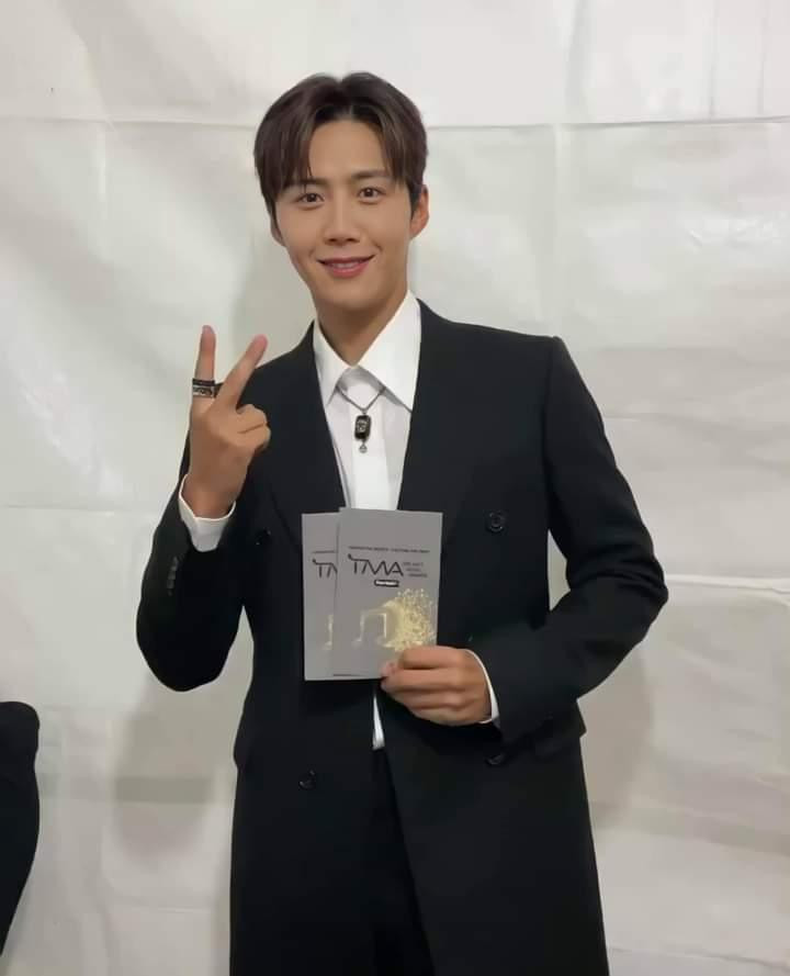 "Tổ trưởng Hong" Kim Seon Ho tại The Fact Music Awards. "Tổ trưởng Hong" Kim Seon Ho tại The Fact Music Awards.