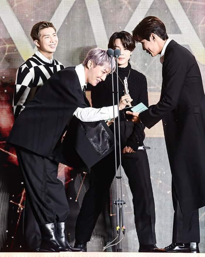 Ánh mắt đủ khiến mọi con tim tan chảy của nhóm trưởng RM dành cho "bạn diễn cũ". - Nguồn: Hometown Cha Cha Cha Vietnam Fanpage Ánh mắt đủ khiến mọi con tim tan chảy của nhóm trưởng RM dành cho "bạn diễn cũ". - Nguồn: Hometown Cha Cha Cha Vietnam Fanpage