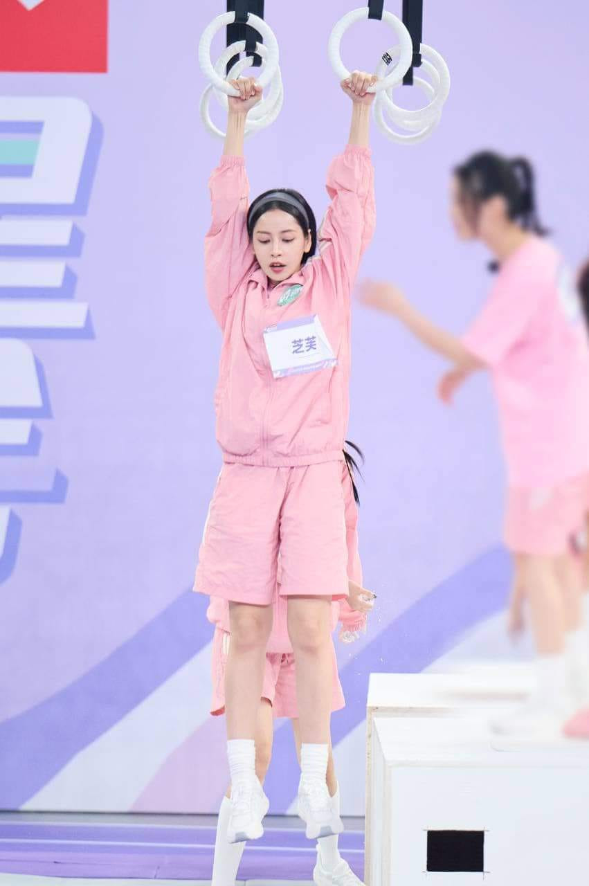 Ở thử thách đu dây, Chi Pu xếp hạng 56/82. Ở thử thách đu dây, Chi Pu xếp hạng 56/82.