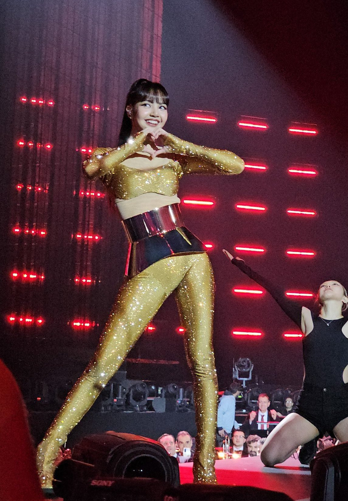 Trong các sự kiện lớn, Lisa luôn khoe vóc dáng thông qua trang phục cut-out, ngắn hay ôm sát.