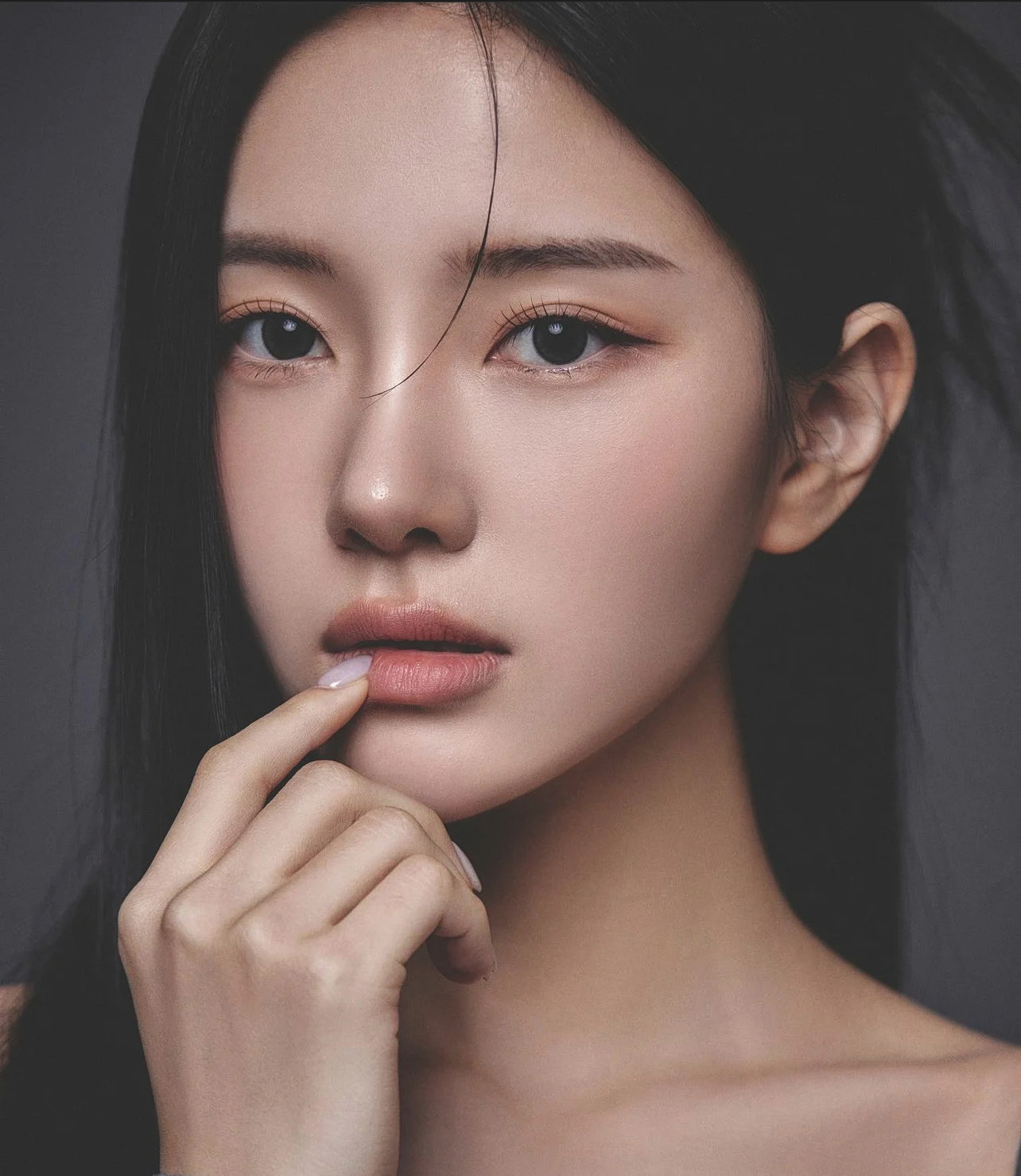 Không chỉ có vẻ đẹp mong manh, nhan sắc của Rayeon cũng đầy cuốn hút và sang chảnh. Không chỉ có vẻ đẹp mong manh, nhan sắc của Rayeon cũng đầy cuốn hút và sang chảnh.