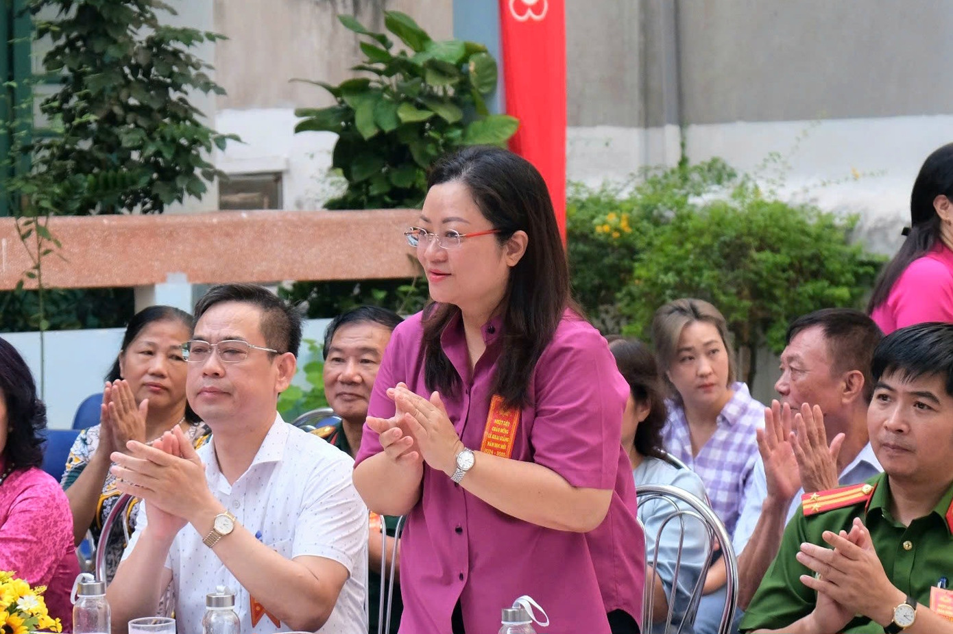 Và bà Nguyễn Thị Anh Thu - Chủ tịch UBND cùng đông đủ đại biểu, đoàn thể phường Thổ Quan đều tới dự lễ khai giảng.