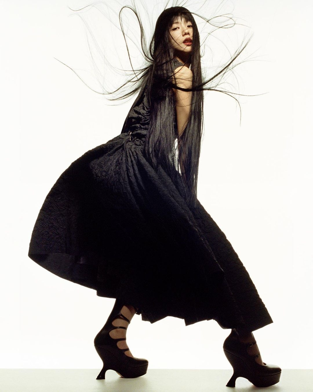 Cận cảnh bộ váy "Flared Mid-Length Dress" gần 124 triệu đồng của Jisoo. Dù mang một mức giá không hề "thân thiện", chiếc váy cũng nhanh chóng "cháy hàng" trên mọi mặt trận. Cận cảnh bộ váy "Flared Mid-Length Dress" gần 124 triệu đồng của Jisoo. Dù mang một mức giá không hề "thân thiện", chiếc váy cũng nhanh chóng "cháy hàng" trên mọi mặt trận.