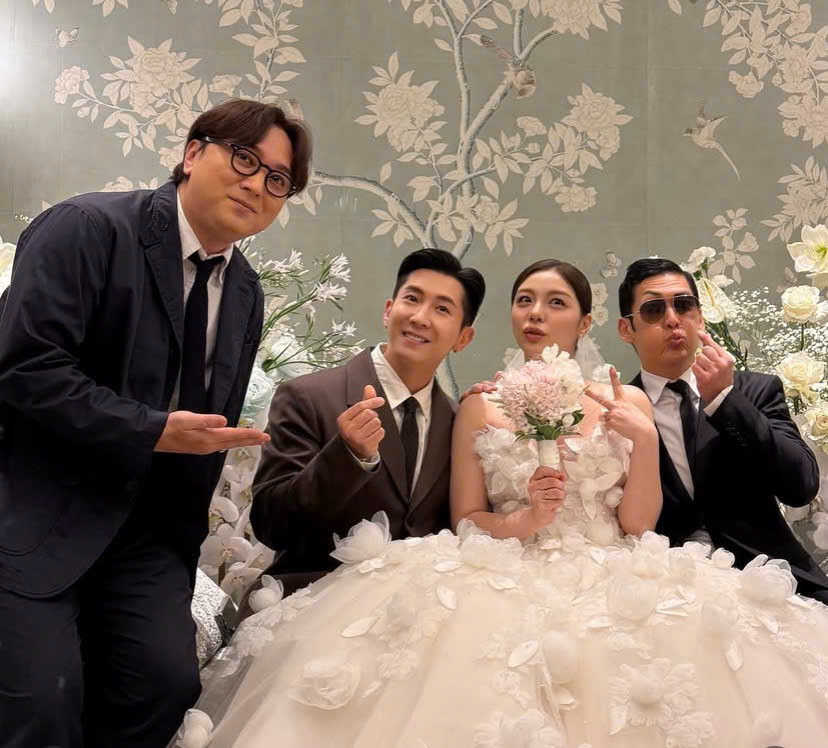 Ailee tươi tắn chụp ảnh cùng các khách mời. Ailee tươi tắn chụp ảnh cùng các khách mời.