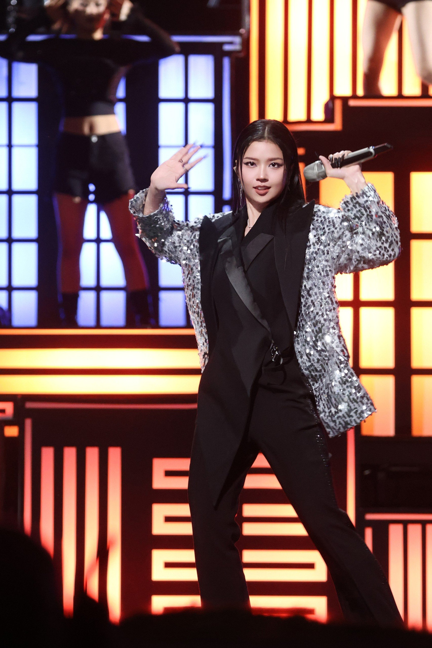 Trong Ánh trăng trên cao, khán giả có dịp nghe giọng hát của Suni Hạ Linh nhiều hơn thay vì chỉ khoe khả năng vũ đạo như các công diễn trước đó.