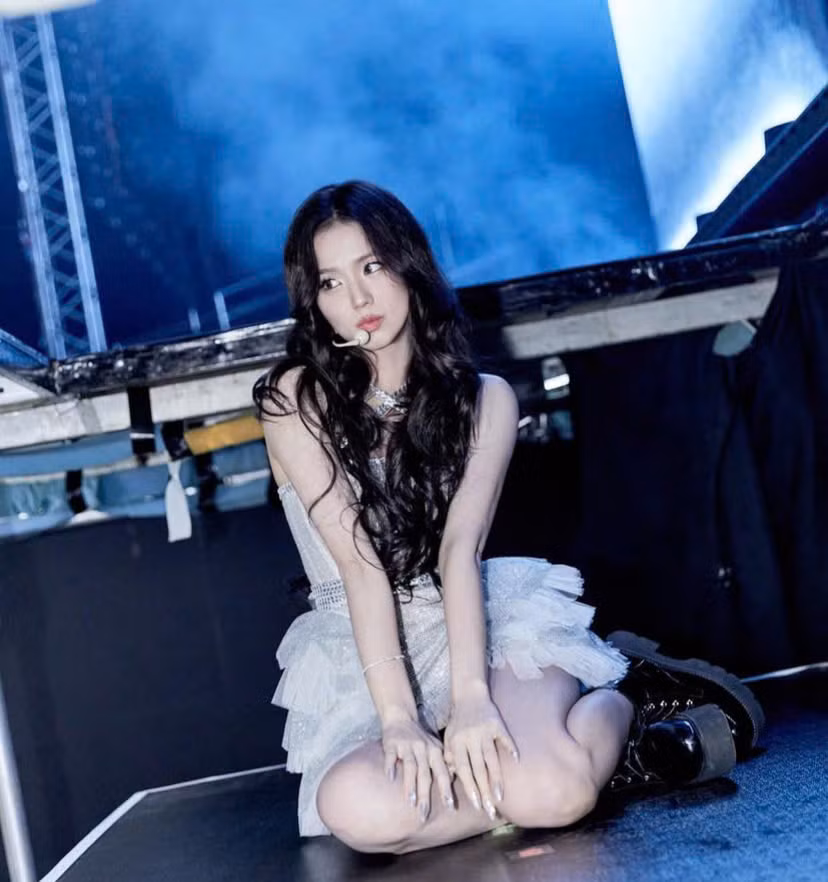 Người hâm mộ nóng háo hức gặp chị cả nhóm BLACKPINK tại Hà Nội.