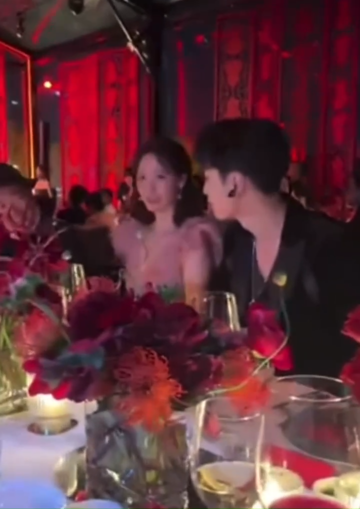 Khoảnh khắc &quot;bà tám&quot; của Yoona cũng được chia sẻ rộng rãi trên khắp các trang mạng.