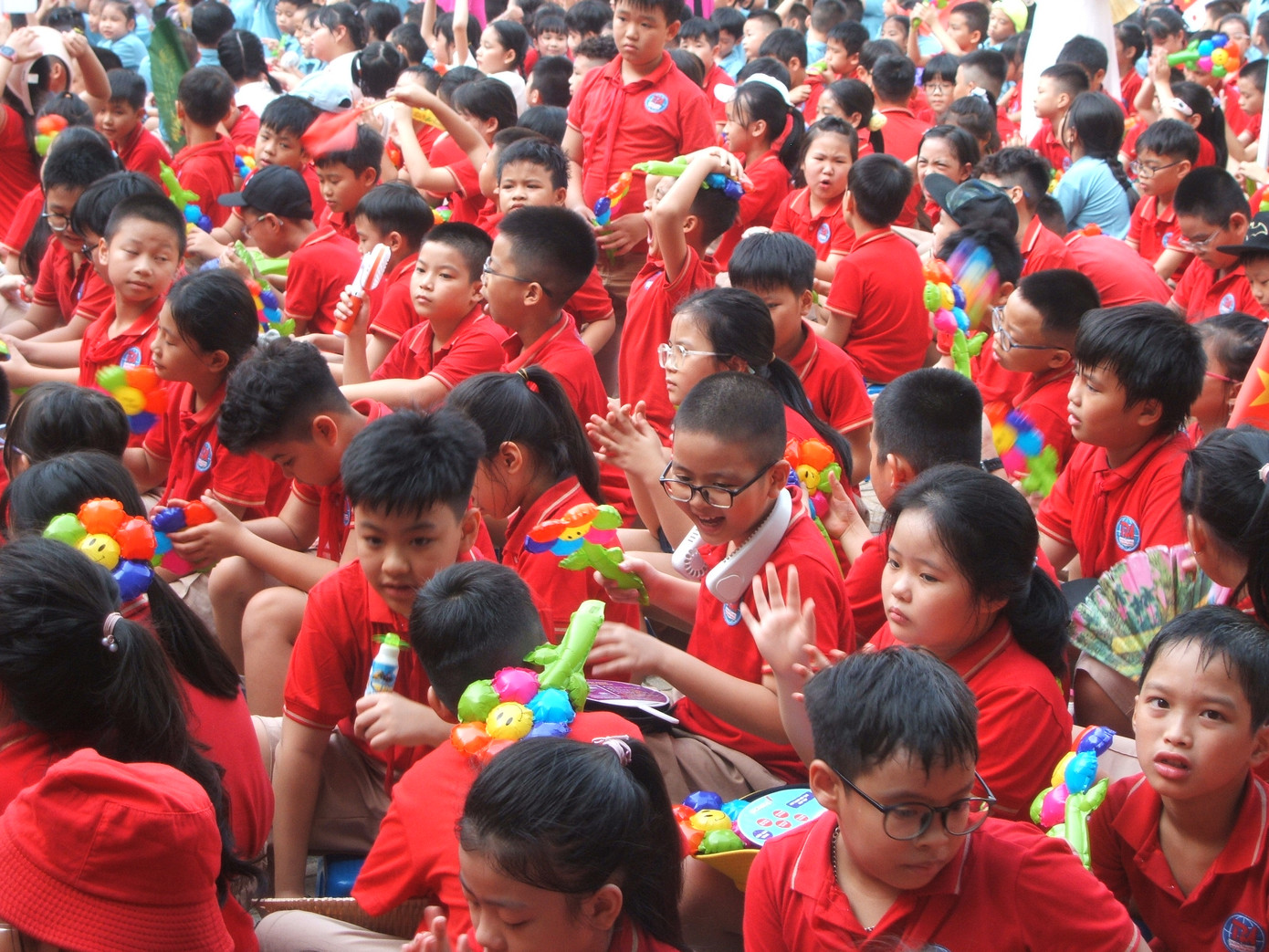 Niềm vui bao trọn ngôi trường ngày hôm nay.