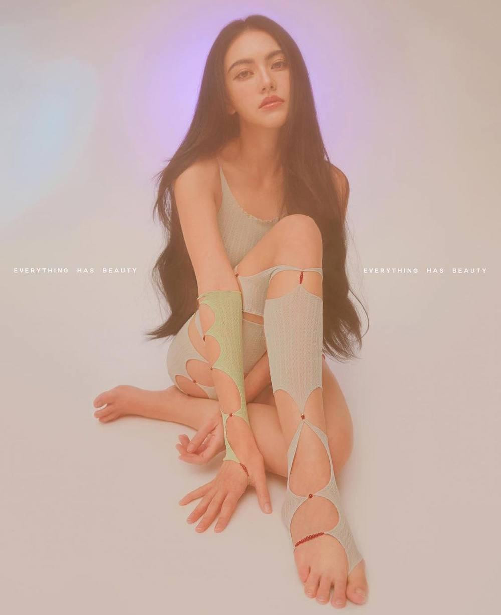 Tuy nhiên, cô bị đánh giá có phần “lép về” trước thần thái quyến rũ của nữ minh tinh Thái. Tuy nhiên, cô bị đánh giá có phần “lép về” trước thần thái quyến rũ của nữ minh tinh Thái.