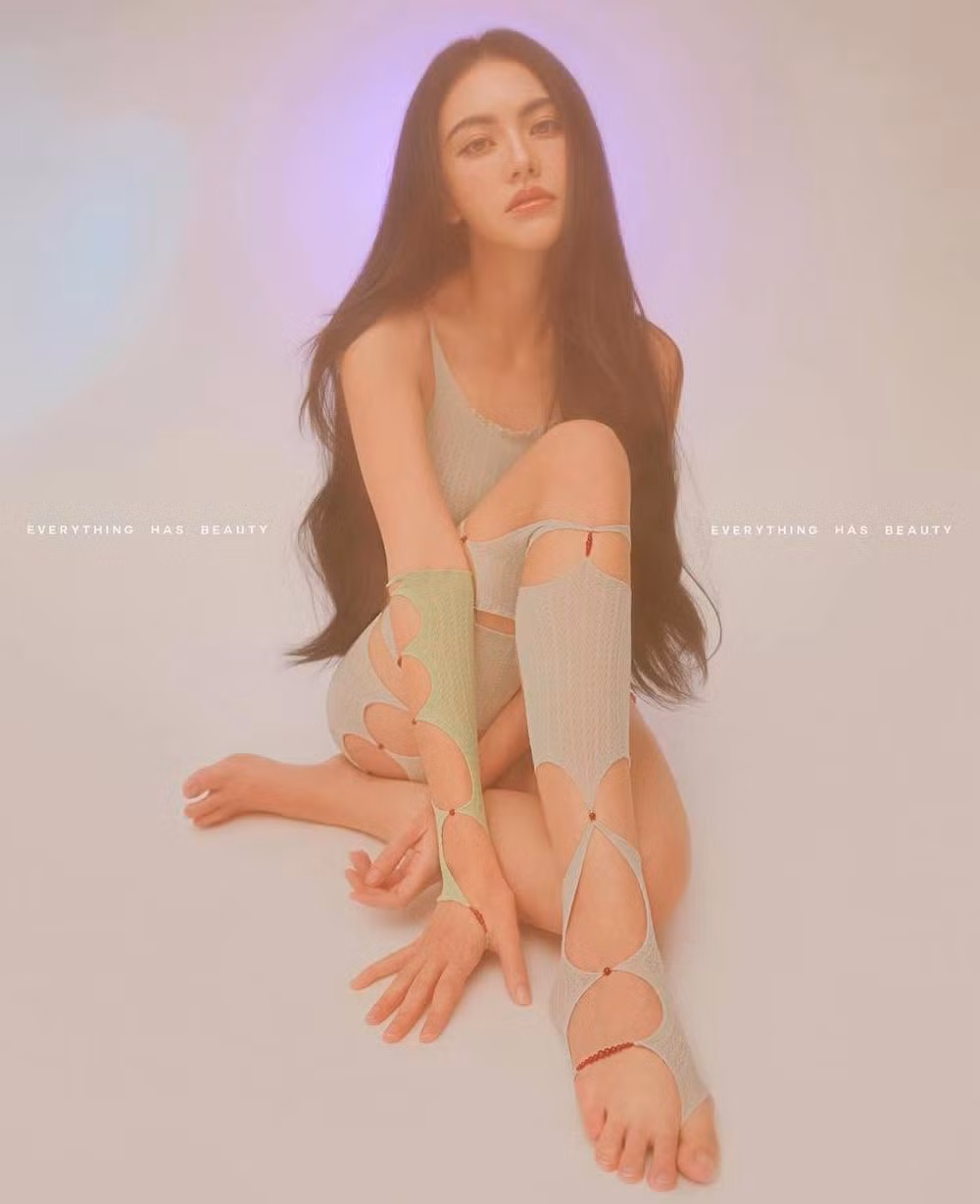 Tuy nhiên, cô bị đánh giá có phần “lép về” trước thần thái quyến rũ của nữ minh tinh Thái.