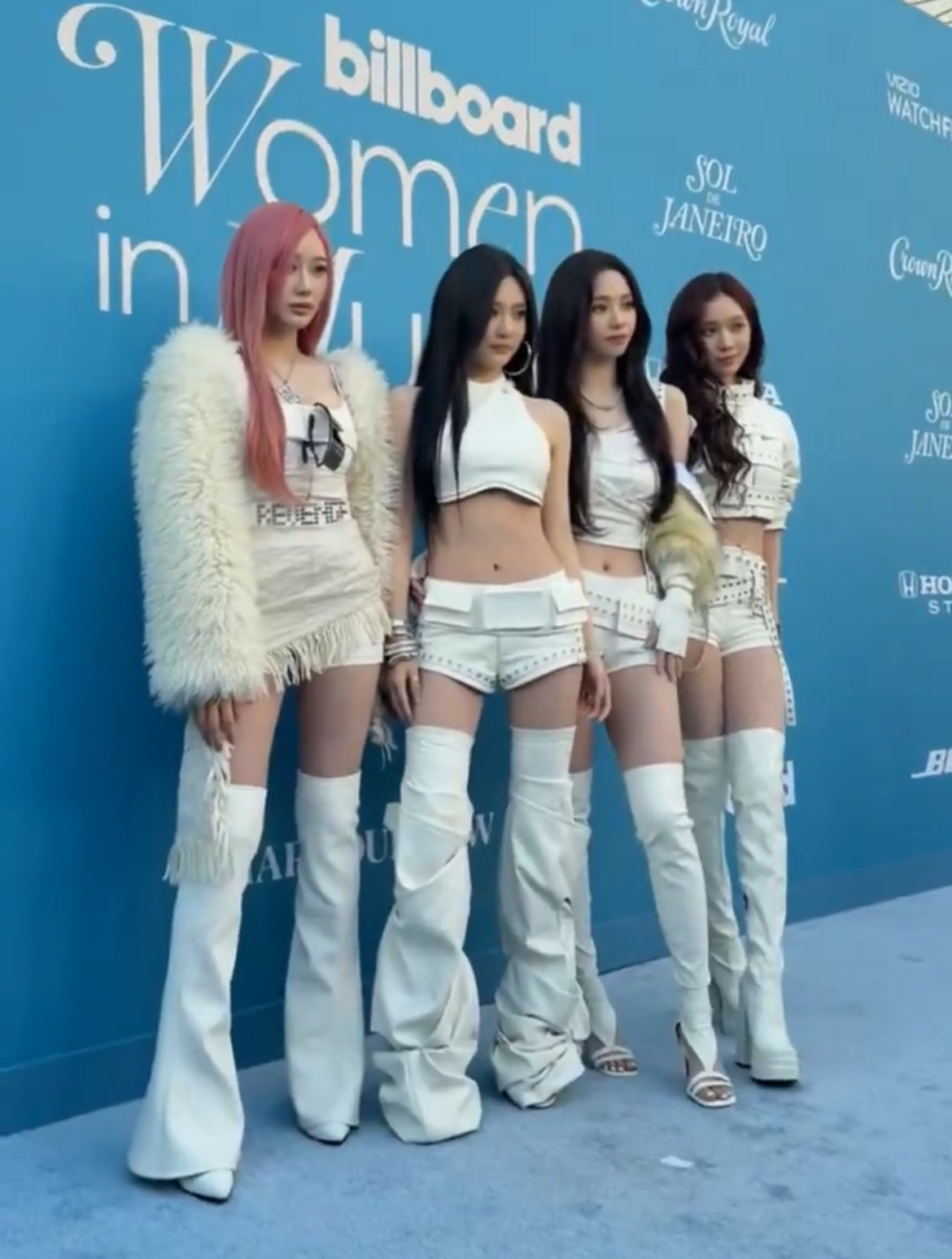 aespa tự tin sải bước trên thảm xanh của Billboard Women in Music 2025.