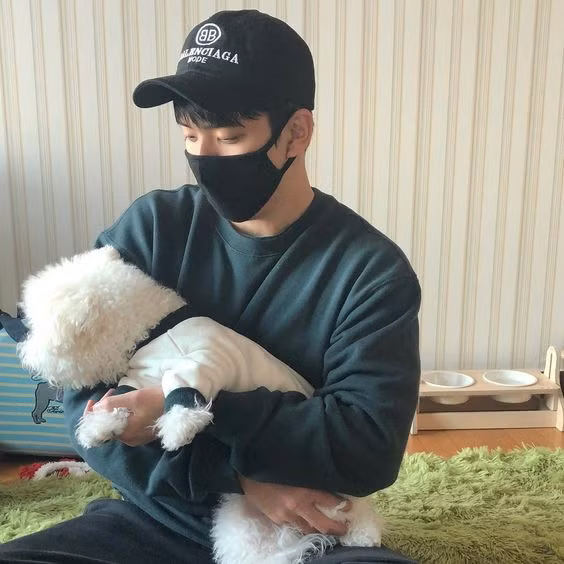 Có cư dân mạng còn nhận định anh trai nữ idol có nét hao hao giống diễn viên Nam Joo Hyuk. Có cư dân mạng còn nhận định anh trai nữ idol có nét hao hao giống diễn viên Nam Joo Hyuk.