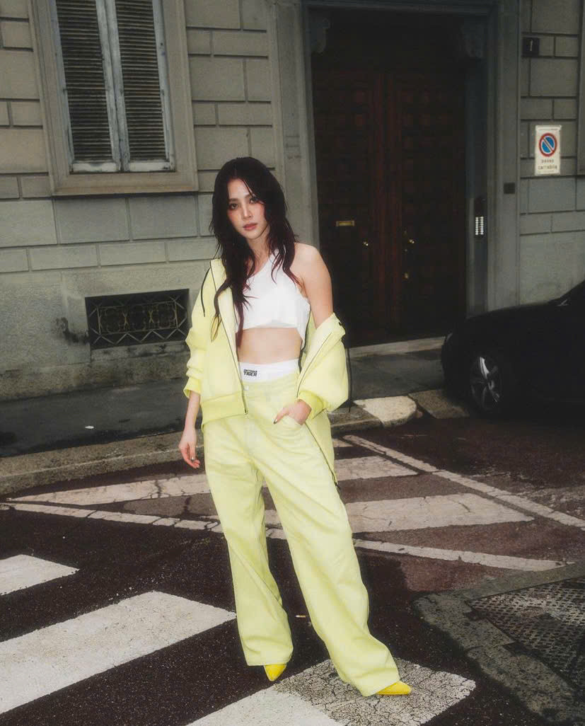 Nữ diễn viên lựa chọn kiểu tóc uốn xoăn lơi, khiến diện mạo trông như nàng tiên cá lên bờ. Nữ diễn viên lựa chọn kiểu tóc uốn xoăn lơi, khiến diện mạo trông như nàng tiên cá lên bờ.