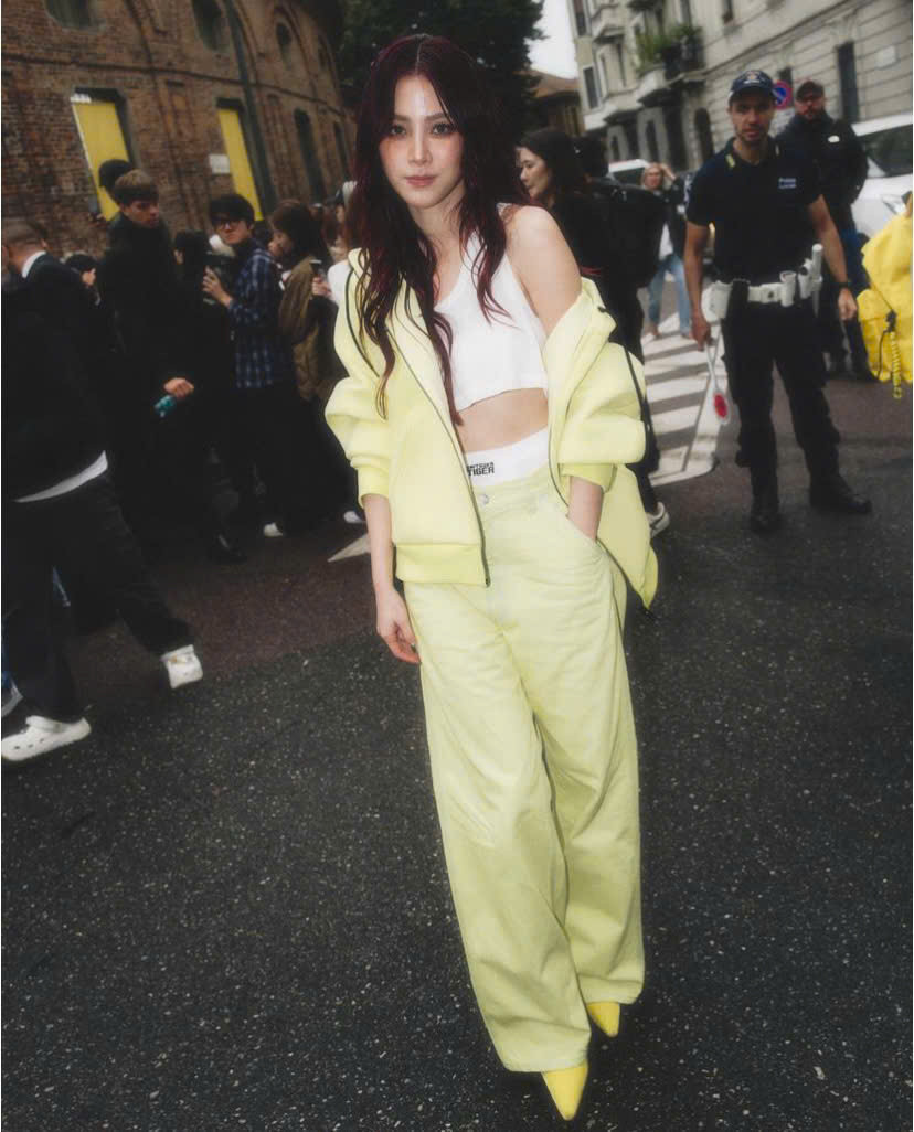 Nữ diễn viên lựa chọn kiểu tóc uốn xoăn lơi, khiến diện mạo trông như nàng tiên cá lên bờ. Nữ diễn viên lựa chọn kiểu tóc uốn xoăn lơi, khiến diện mạo trông như nàng tiên cá lên bờ.