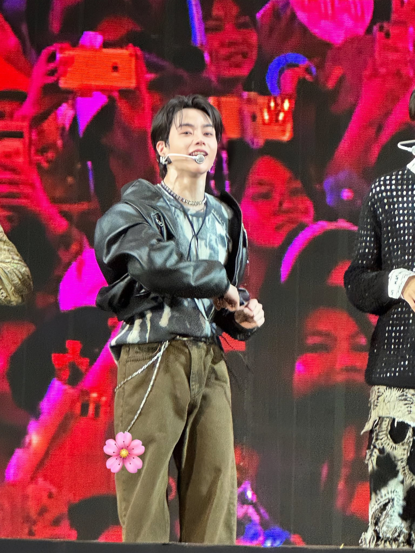 Hanbin chia sẻ nhóm đã cùng nhau thưởng thức ẩm thực Việt. Hanbin chia sẻ nhóm đã cùng nhau thưởng thức ẩm thực Việt.