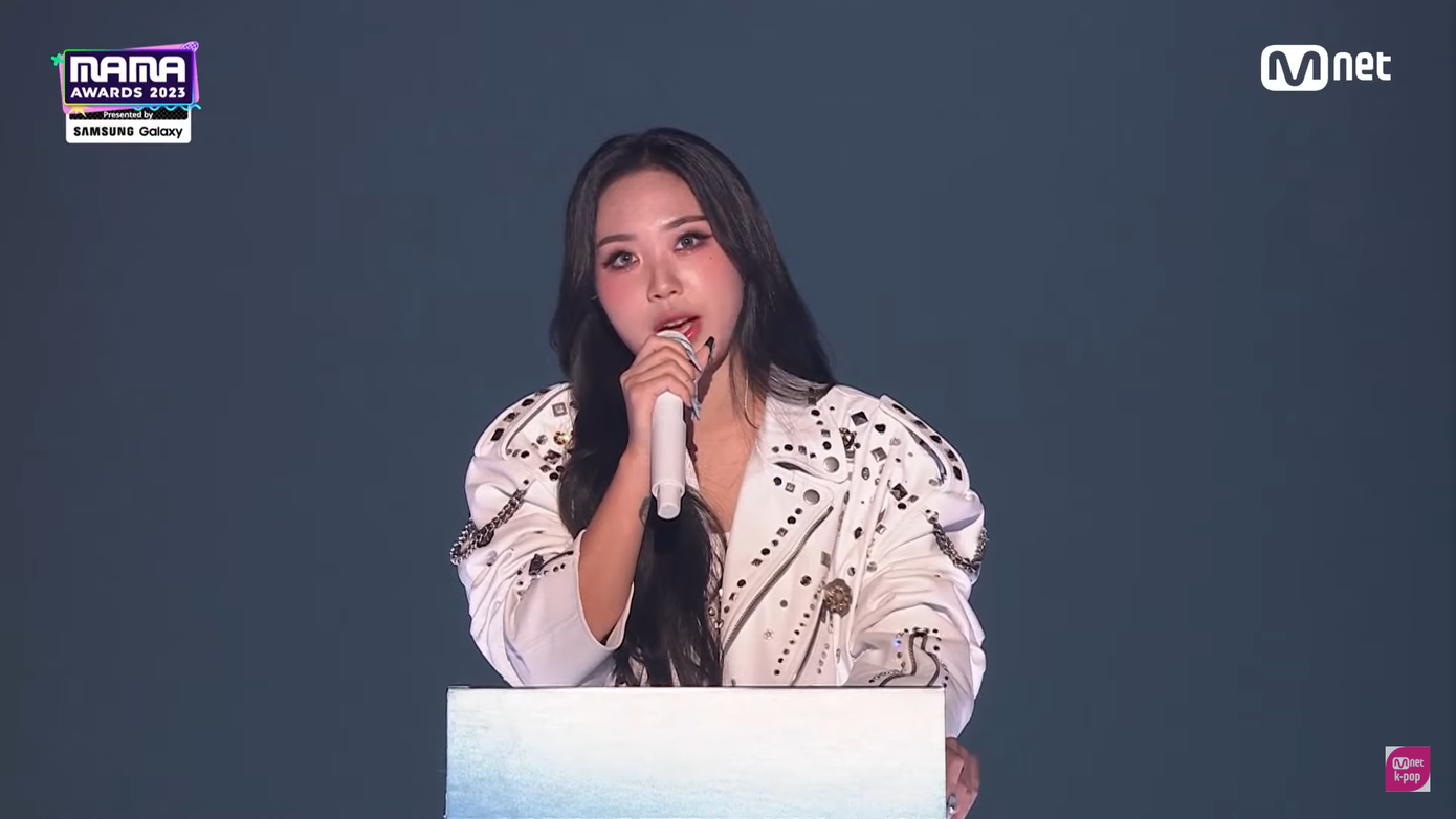 Rapper tài năng Lee Youngji khiến khán giả ấn tượng với năng lượng bất tận.