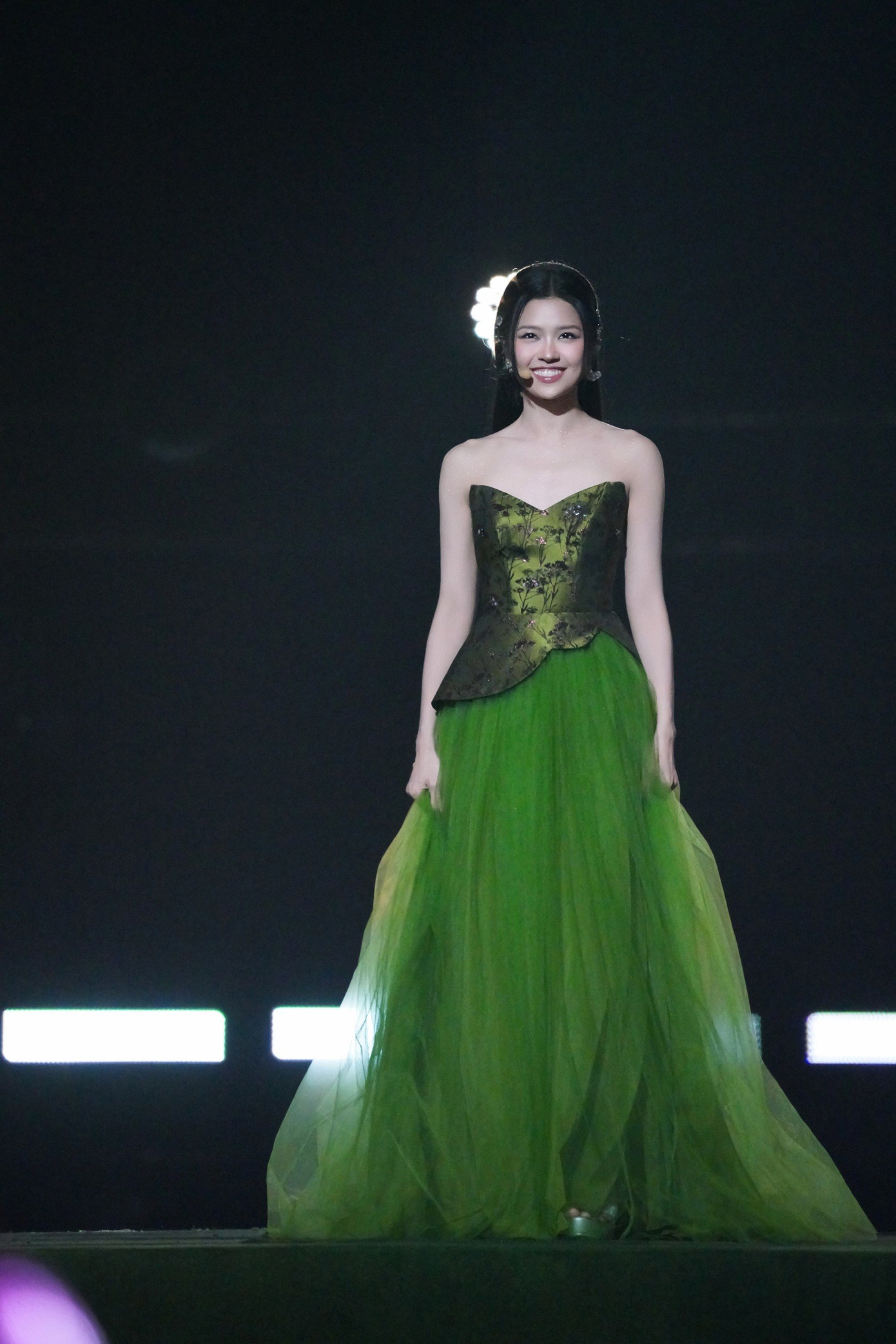 Nữ ca sĩ sinh năm 1990 diện chiếc váy cúp ngực với phần chân váy xòe bồng tại sân khấu cuối cùng của Đạp Gió 2024.