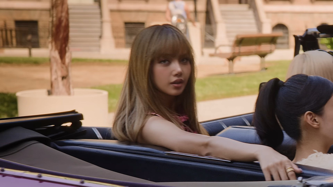 Lisa xuất hiện với tóc mái bằng quen thuộc, kết hợp lối trang điểm tông nude kiểu Âu Mỹ giúp tôn lên vẻ đẹp vừa bí ẩn, vừa quyến rũ khó rời mắt. - Ảnh: Bpink Styles