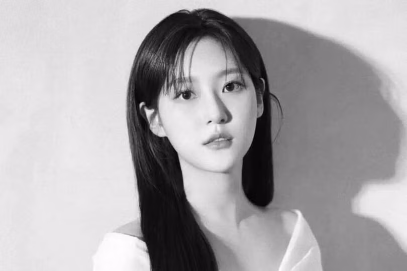 Sự việc này đã tạo nên một làn sóng phẫn nộ trên mạng xã hội. Nhiều người kêu gọi một cuộc điều tra công bằng để làm rõ trách nhiệm của gia đình Kim Sae Ron trong cái chết của cô.
