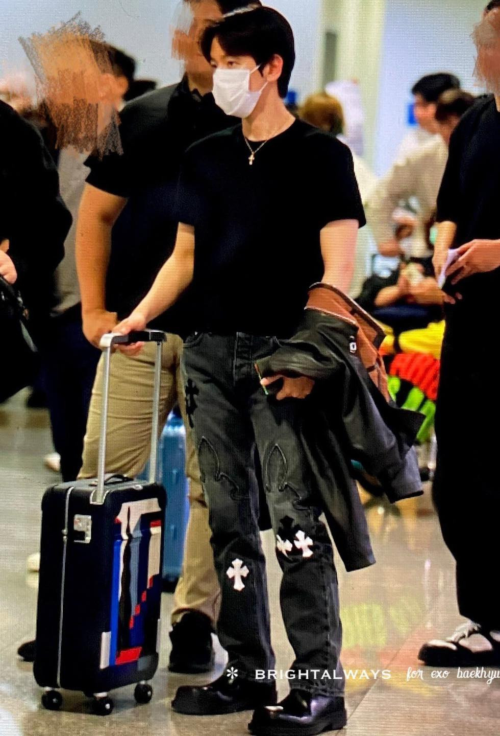 Xuất hiện giản dị với nguyên cây outfit đến từ thương hiệu Chrome Hearts, Baekhyun vẫn làm fan Việt ngây ngất với diện mạo bụi bặm đầy cuốn hút. Xuất hiện giản dị với nguyên cây outfit đến từ thương hiệu Chrome Hearts, Baekhyun vẫn làm fan Việt ngây ngất với diện mạo bụi bặm đầy cuốn hút.