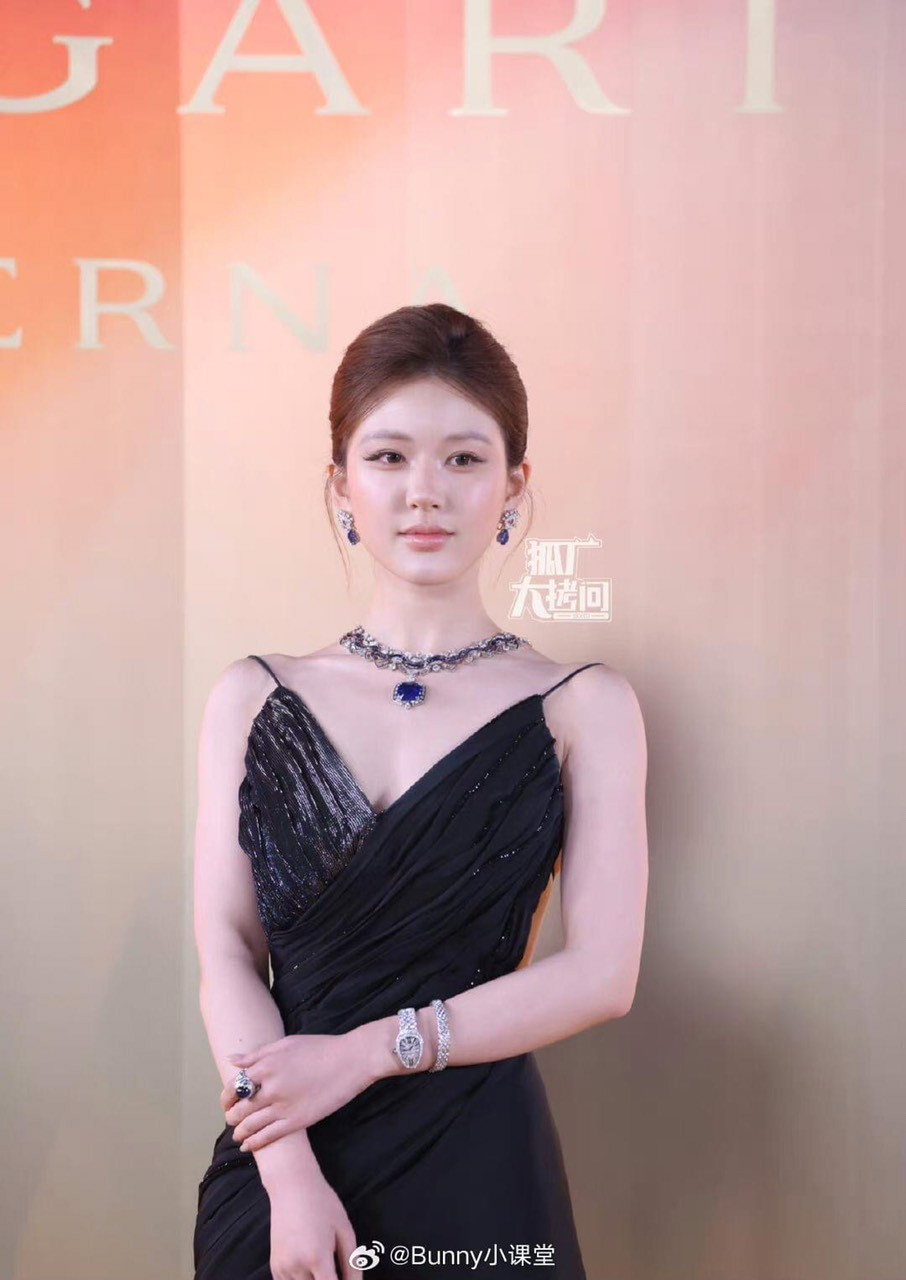 Gương mặt nữ diễn viên bị đánh giá có phần đơ cứng, thiếu tự nhiên. Gương mặt nữ diễn viên bị đánh giá có phần đơ cứng, thiếu tự nhiên.