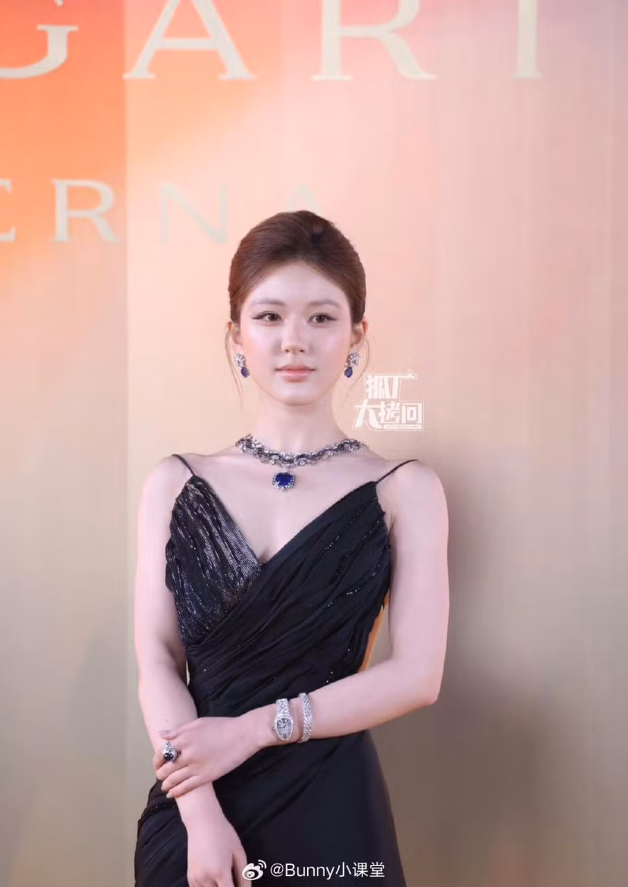Gương mặt nữ diễn viên bị đánh giá có phần đơ cứng, thiếu tự nhiên. Gương mặt nữ diễn viên bị đánh giá có phần đơ cứng, thiếu tự nhiên.