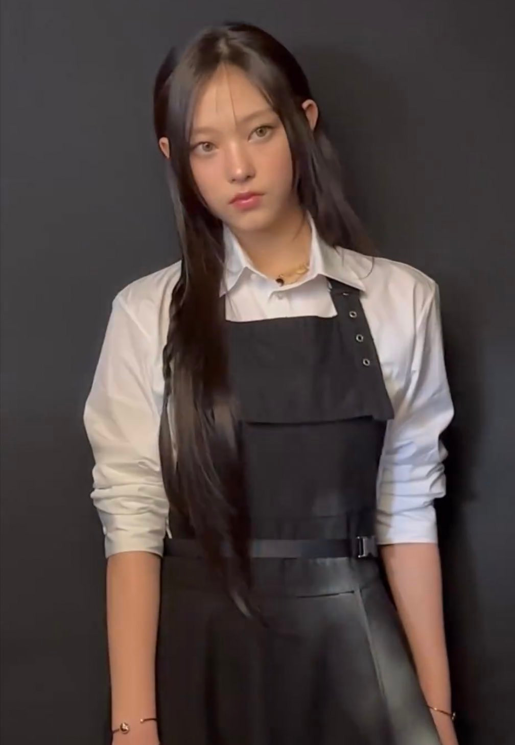 Haerin để tóc buộc nửa, tết lọn nhỏ tạo điểm nhấn, vừa thanh lịch vừa tươi tắn. Haerin để tóc buộc nửa, tết lọn nhỏ tạo điểm nhấn, vừa thanh lịch vừa tươi tắn.