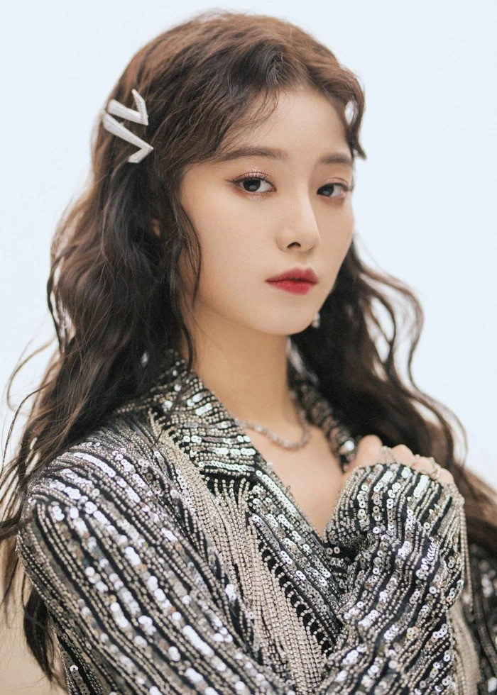 Từ Nghệ Dương bắt đầu con đường nghệ sĩ solo và gặt hái thành công với single đầu tay. Từ Nghệ Dương bắt đầu con đường nghệ sĩ solo và gặt hái thành công với single đầu tay.